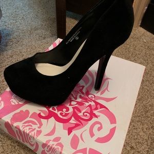 Black Velvet high heel